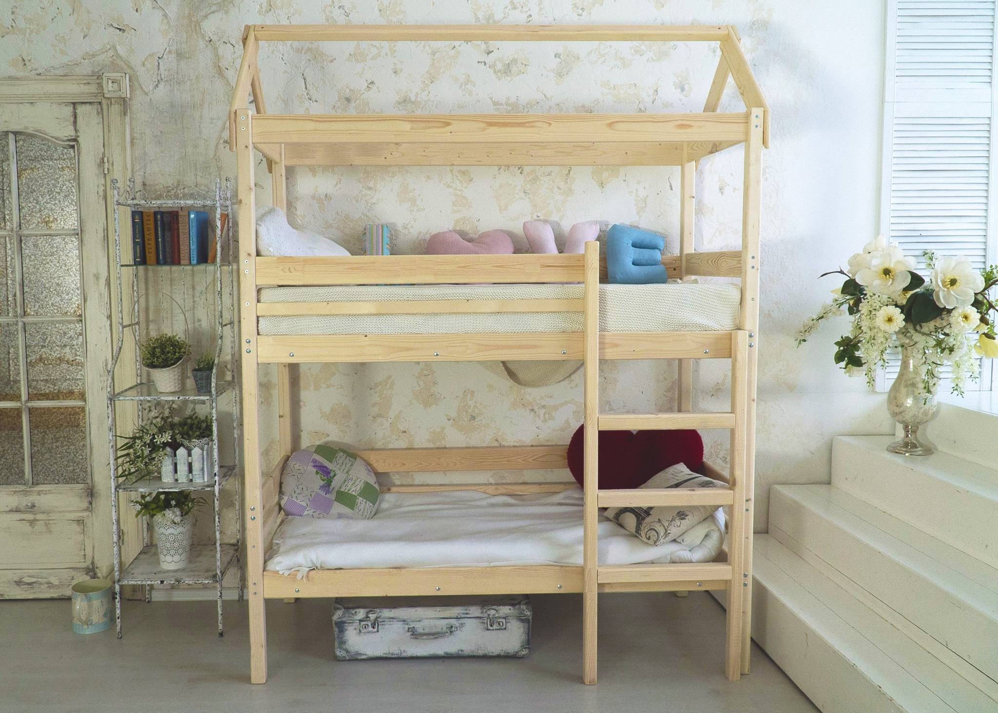 Двухъярусная кровать из дерева с высокими бортиками для детей